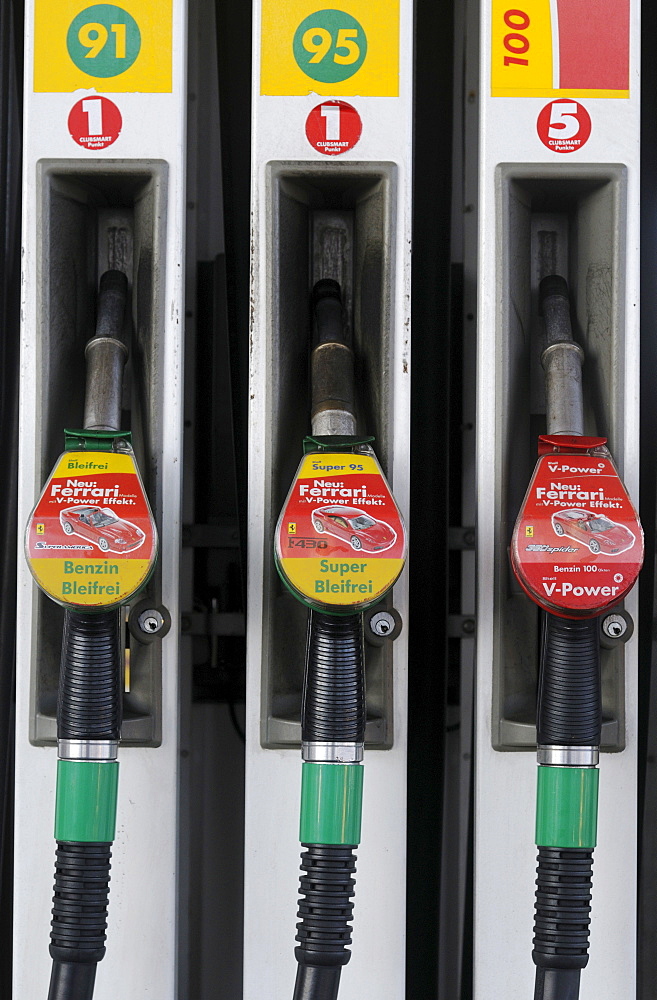 Fuel nozzles, gas pumps