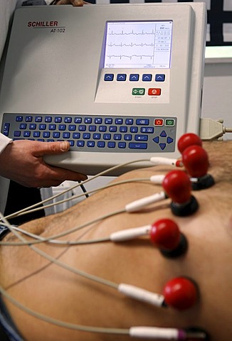 Setting up of an EKG during the foundation course in internal medicine at the Skills Lab of the medizinischen Fakultaet der Eberhard-Karls-Universitaet or Faculty of Medicine at the Eberhard-Karl University in Tuebingen, Baden-Wuerttemberg, Germany, Europ