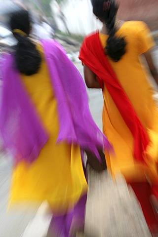 IND, India, Kerala, Trivandrum : Women with yellow saris and coloured scarfs. |