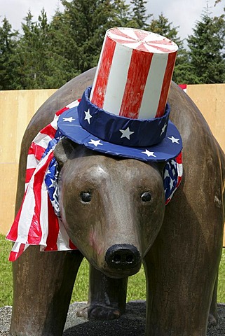 USA, United States of America, Alaska, Gustavus: 4th July, Independence day party in Gustavus, a village with 400 residents. After a short parade, they fly the flag, sing the national anthem. Followed by a BBQ, funny contests like bubble gum blowing, hors