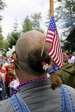 USA, United States of America, Alaska, Gustavus: 4th July, Independence day party in Gustavus, a village with 400 residents. After a short parade, they fly the flag, sing the national anthem. Followed by a BBQ, funny contests like bubble gum blowing, hors