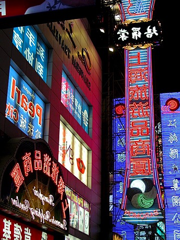 CHN, China, Shanghai: The city that never sleeps: neons in Shanghai's city center.