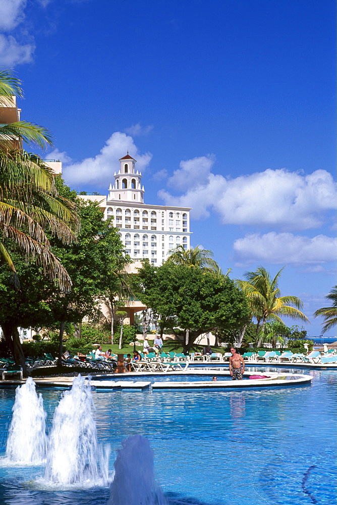 Swimming pool, Riu Hotel, Cancun, Riviera Maya, Mayan Riviera, Yucatan, Mexico, North America