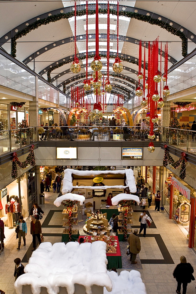 Christmas decorations and customers doing their christmas shopping in the mall, Neu Isenburg, Hesse, Germany