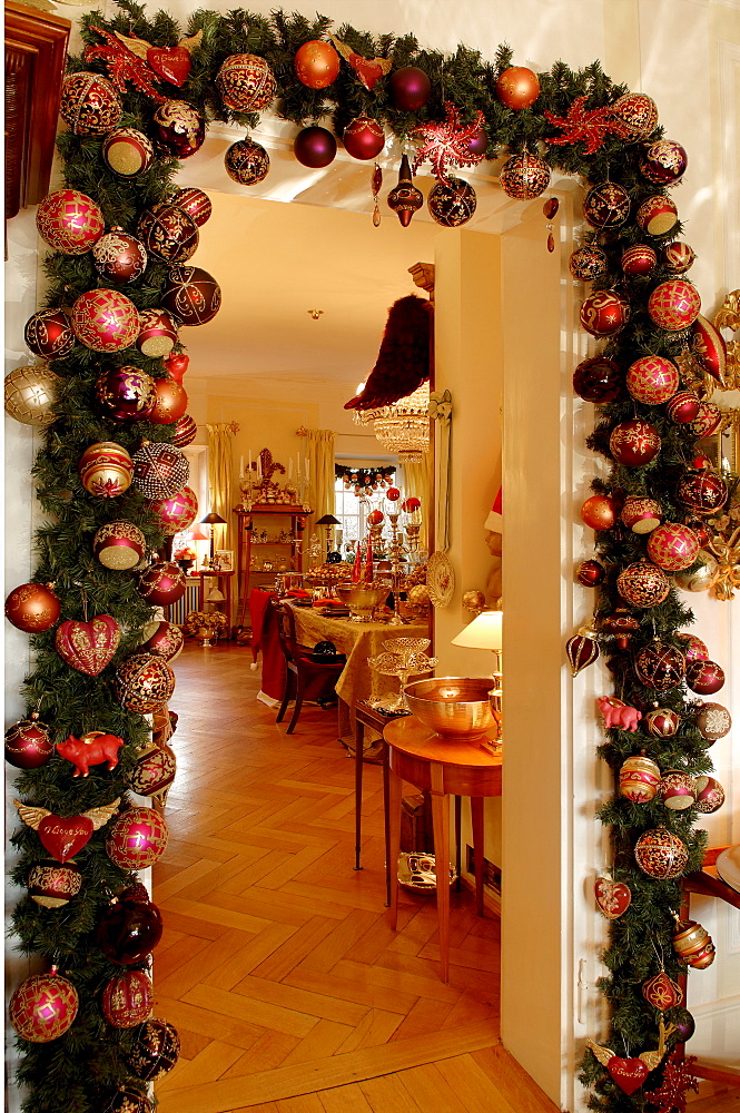 Living-room doorway decorated with Christmas garland