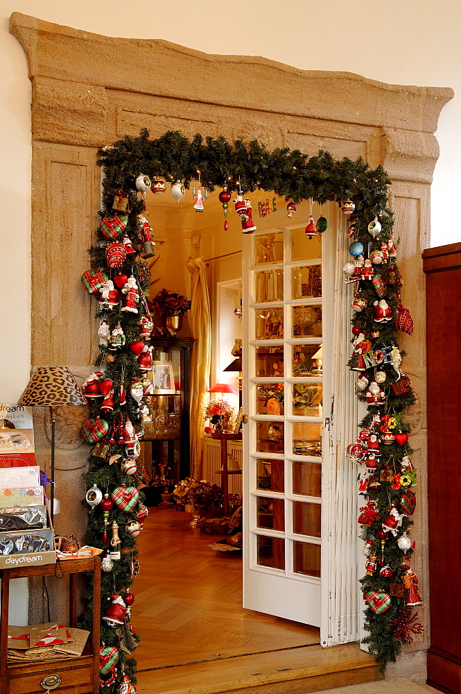 Living-room doorway decorated with Christmas garland