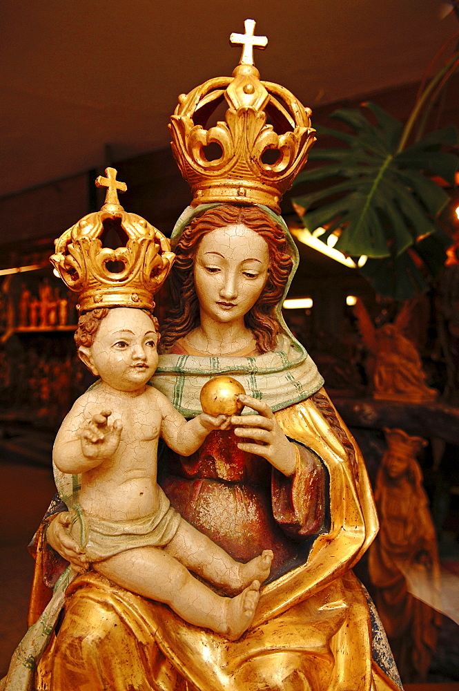 Wood carving of Mary and the Baby Jesus wearing crowns at a shop in Oberammergau, Upper Bavaria, Bavaria, Germany, Europe