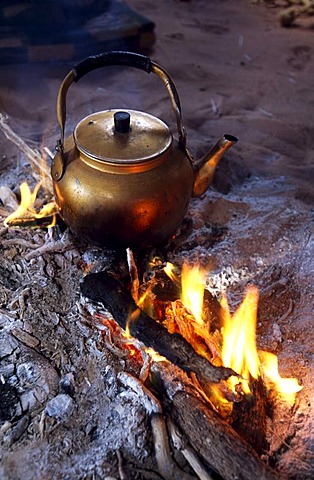 Teakettle, campfire, Wadi Rum, Jordan, Asia