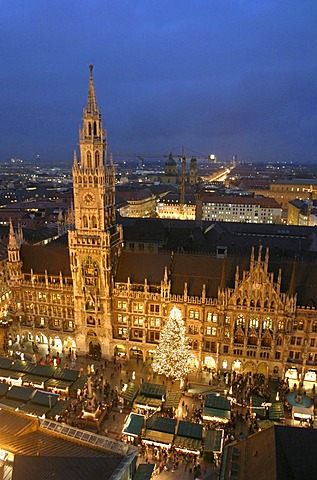 Munich, GER, 06. Dec. 2005 - Nightshot of the New Townhall (Neues Rathaus) with christmas market at Marienplatz in Munich