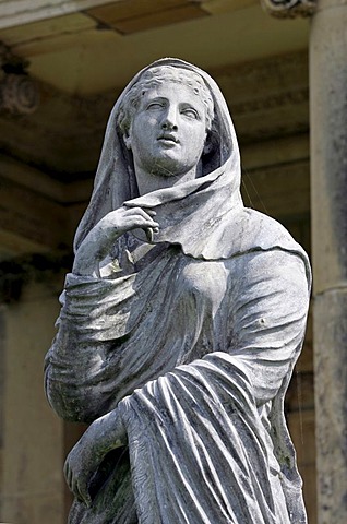 York, GBR, 17. August 2005 - Figure in front of the Temple of the four Winds on Castle Howard area nearby York.