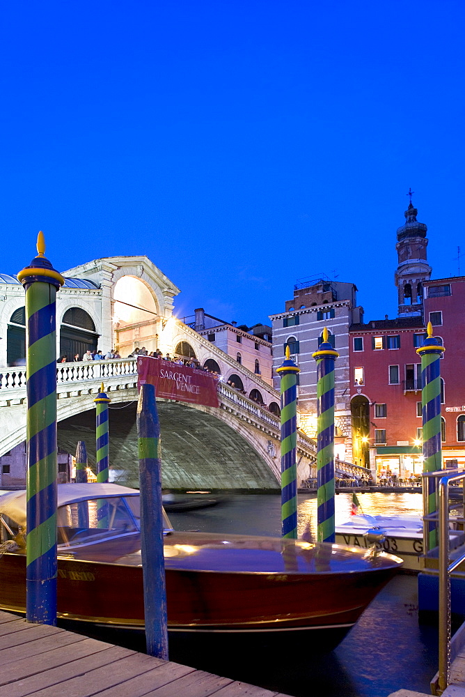 Boat in front of the Rialto Bridge, evening mood, Canal Grande, Venice, Veneto, Italy, Europe