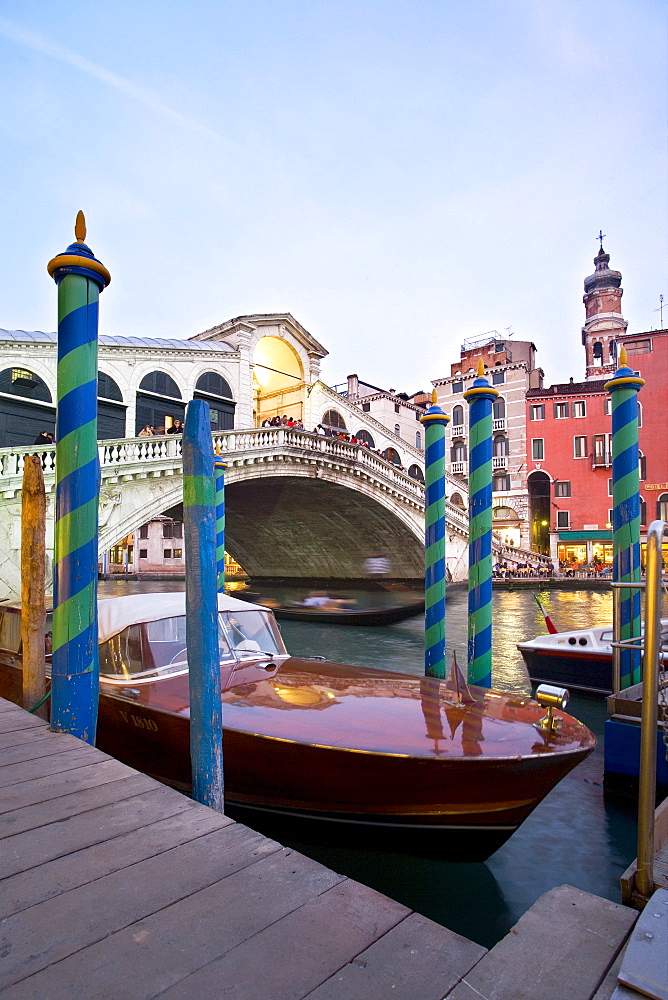 Boat in front of the Rialto Bridge, Canal Grande, Venice, Veneto, Italy, Europe