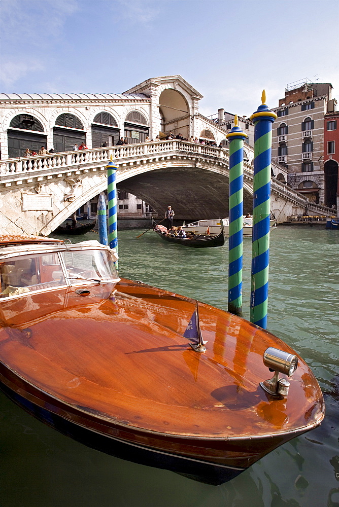 Boat in front of the Rialto Bridge, Venice, Veneto, Italy, Europe