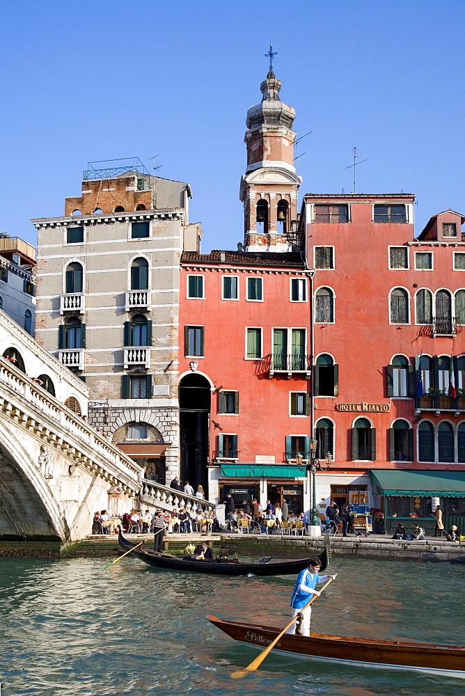 Boats on the Canal Grande in front of the Rialto Bridge, Venice, Veneto, Italy, Europe