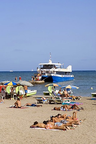 Excursion boat on the beach of Ses Figueretes, Ibiza, Balearic Islands, Spain, Europe