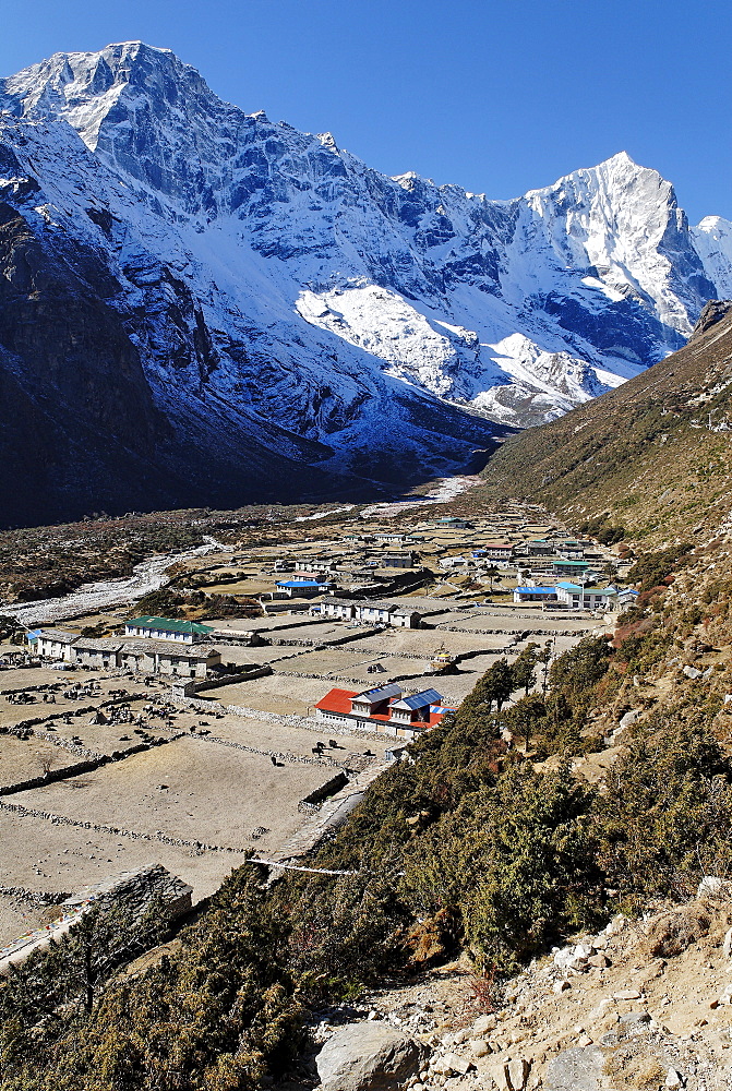 Sherpa village Thame, Thame Khola valley with Tengkang Poche (6500), Sagarmatha National Park, Khumbu Himal, Nepal