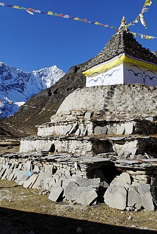 Historic stupa at Thame, Bhote Koshi valley, Khumbu Himal, Sagarmatha National Park, Nepal