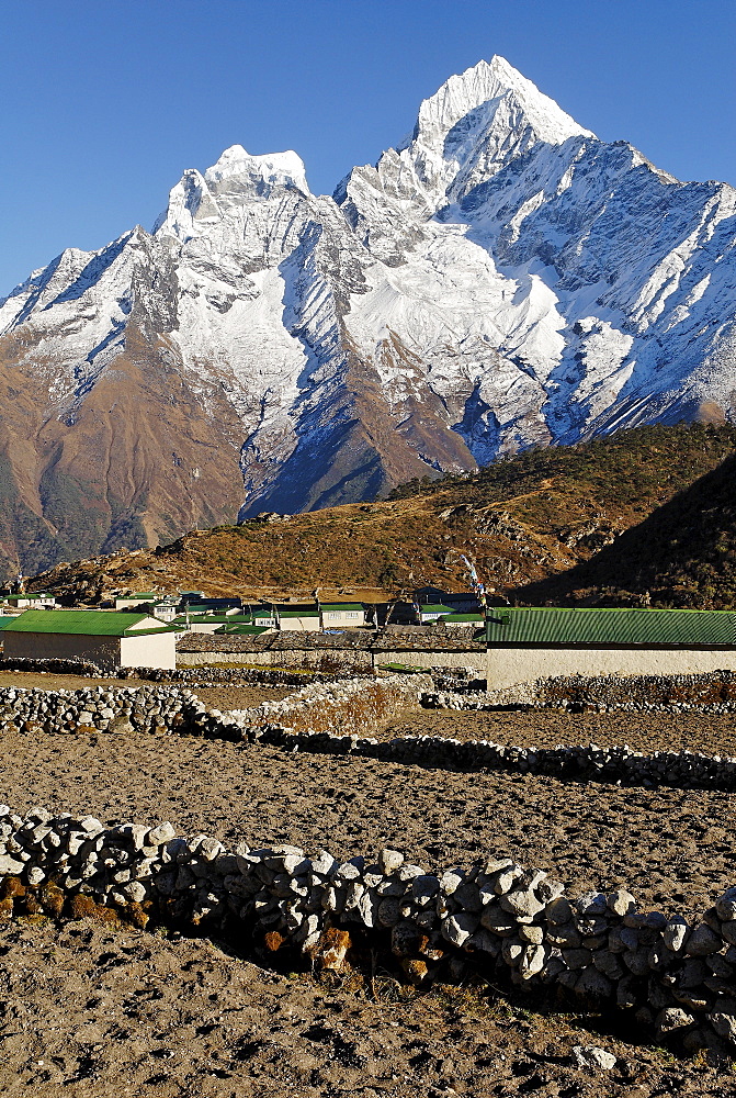 Sherpa village Khumjung with Thamserku (6608), Sagarmatha National Park, Khumbu, Nepal