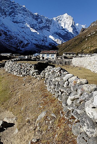 Sherpa village Thame, Thame Khola valley with Tengkang Poche (6500), Sagarmatha National Park, Khumbu Himal, Nepal