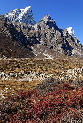 Lobuche Khola valley with Cholatse (6335) and Arakamtse (6423), Khumbu Himal, Sagarmatha National Park, Nepal