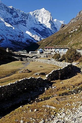 Thame Sherpa village, Thame Khola valley with Tengkang Poche (6500), Bhote Koshi Tal, Sagarmatha National Park, Khumbu, Nepal