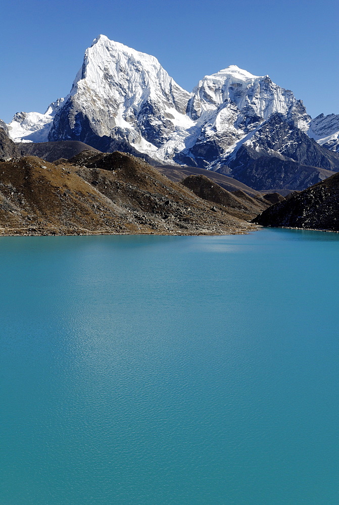 View from Gokyo lake (Dudh Pokhari) over Ngozumpa Glacier towards Arakamtse (6423) und Cholatse (6335), Sagarmatha National Park, Khumbu Himal, Nepal