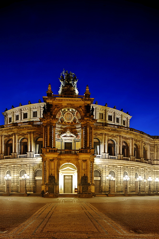 Semperoper, Dresden's Opera House at dusk, Dresden, Saxonia, Deuschland, Europe