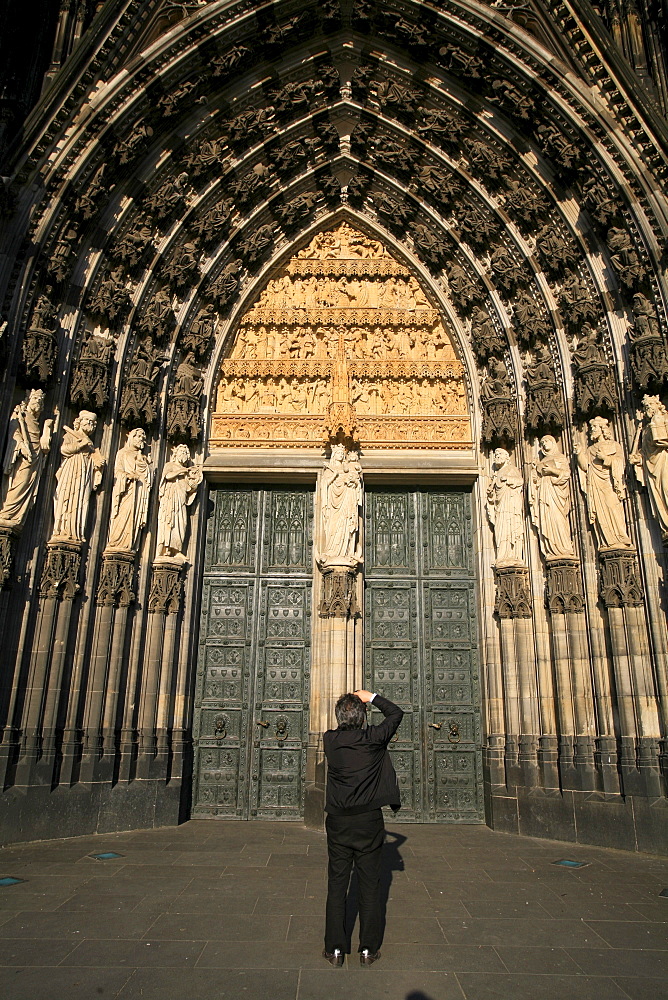 Tourist taking a photo of the cathedral, Cologne, North Rhine-Westphalia, Germany, Europe