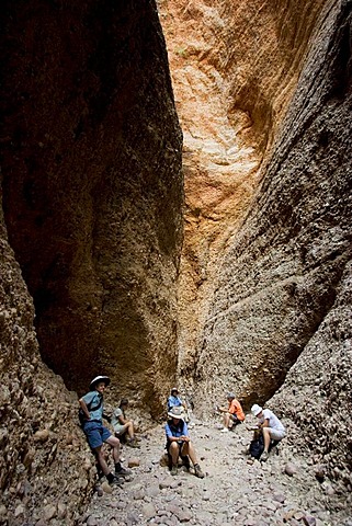 Tourist group, Echidna Chasm ravine, Bungle Bungle, Purnululu National Park, Unesco World Heritage Site, Kimberley, Western Australia, Australia