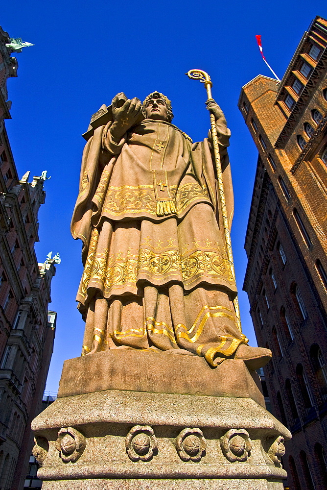 Statue of St. Ansgar on the Trostbruecke (Trost Bridge) in front of the historic Patriotischen Gesellschaft (right) and Kontorhaus Globushof (left) buildings, Hamburg, Germany, Europe