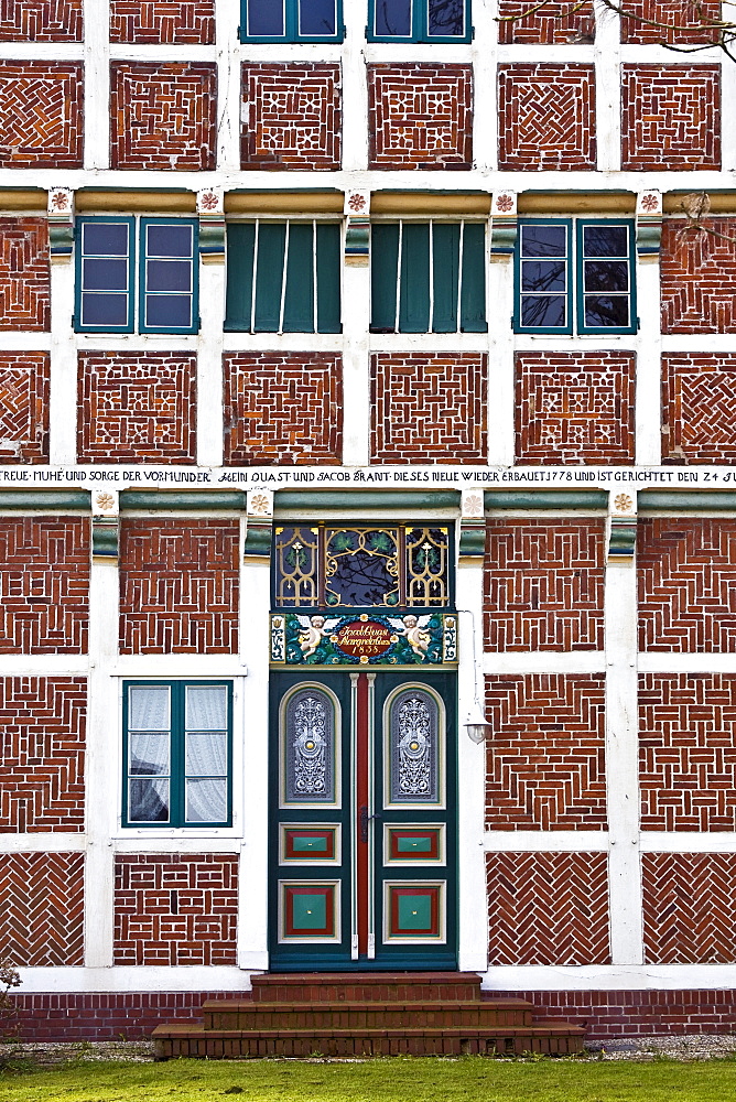 Historic timber-framed house, ornate entrance door, detail, old farmhouse, Neuenfelde, Altes Land area, fruit cultivation, Harburg district, Hamburg, Germany, Europe