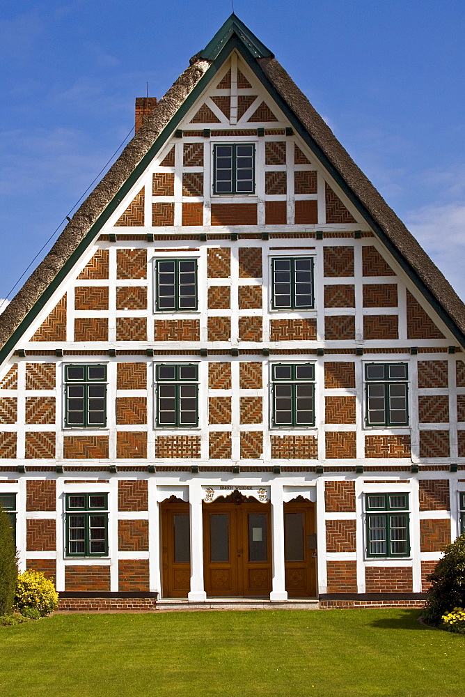 Historic timber-framed house with thatched roof, old farmhouse, Jork, Altes Land area, fruit cultivation, Lower Saxony, Germany, Europe