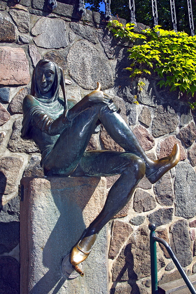 Fountain and bronze sculpture of Till Eulenspiegel at the marketplace in Moelln, Herzogtum Lauenburg district, Schleswig-Holstein, Germany, Europe