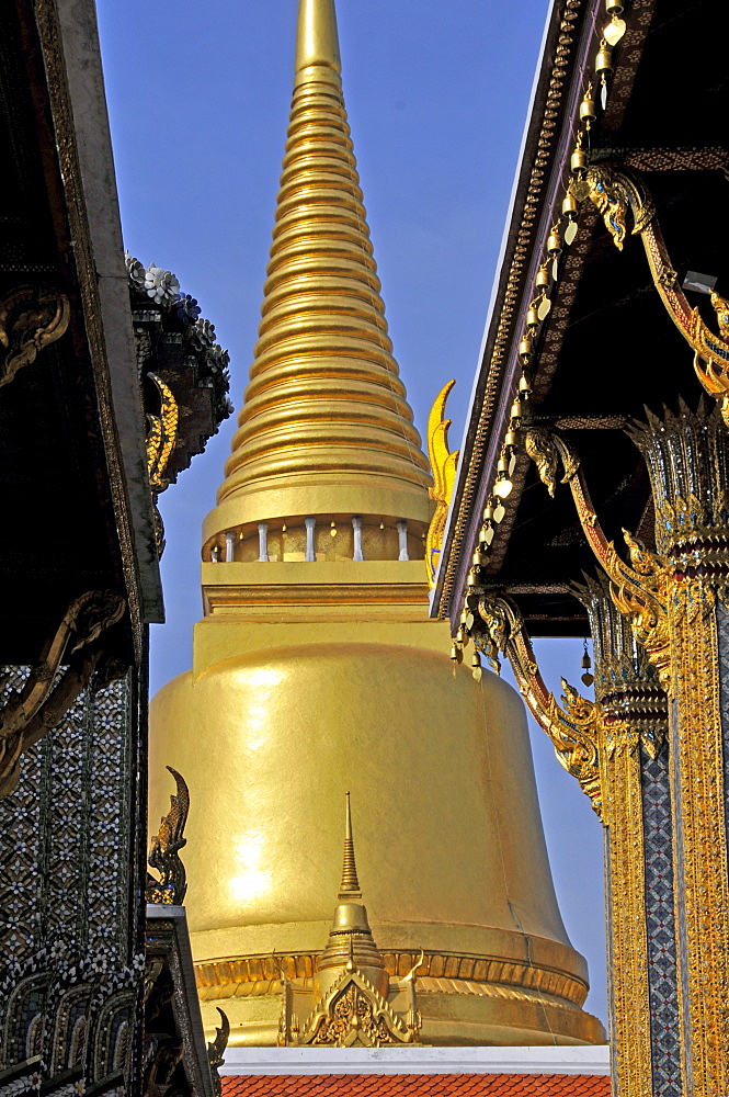 Golden Chedi (Phra Sri Ratana) in Wat Phra Kaeo Grand Palace (Temple of the Emerald Buddha), Bangkok, Thailand, Southeast Asia, Asia