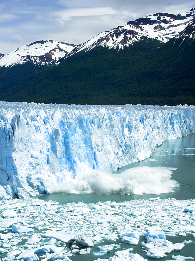 Perito Moreno Glacier calving, Parque Nacional Los Glaciares (Los Glaciares National Park), Patagonia, Argentina, South America