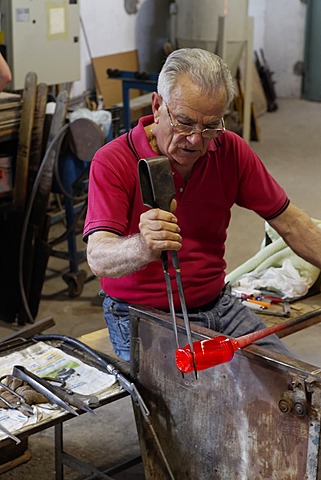 Marino D'Este, glassblower maestro, Voltolina-Murano-Lab factory, art glass factory, Murano, Venice, Venetia, Italy, Europe