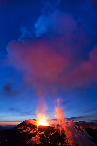 Eruption of the FimmvoerâˆšâˆžuhâˆšÂ°ls Volcano, between MâˆšÎ©rdalsjoekull and Eyjafjallajoekull, Highland, Iceland, Europe