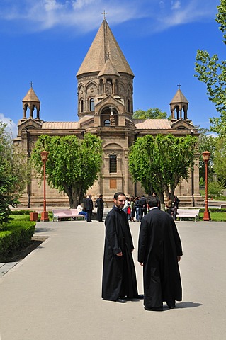 Armenian orthodox priest, monk with main cathedral at Echmiadzin, UNESCO World Heritage Site, Armenia, Asia