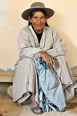 Old woman in traditional dress of the Quechua, Bolivian Altiplano highlands, Departamento Oruro, Bolivia, South America