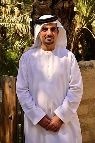 Local man wearing typical dishdasha, white robe, Abu Dhabi, United Arab Emirates, Arabian Peninsula, Asia