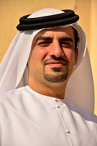 Arabian man wearing a typical dishdasha, white cape, Abu Dhabi, United Arab Emirates, Arabian Peninsula, Asia