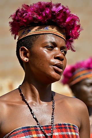 One of the wives of King Fon Abumbi II in traditional costume dancing, palace fo Bafut, one of the traditional kingdoms of Cameroon, near Bamenda, north west Cameroon, Central Africa, Africa