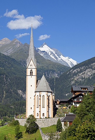 Community of Heiligenblut with the pilgrimage church of St. Vinzenz, Carinthia, Austria, Europe