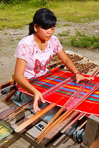 Female weaver, Batak culture, Samosir Island, Lake Toba, Batak region, Sumatra, Indonesia, Southeast Asia, Asia