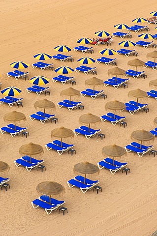 Sunloungers and sunshades, Albufeira, Praia Dos Pescadores, Algarve, Portugal, Europe