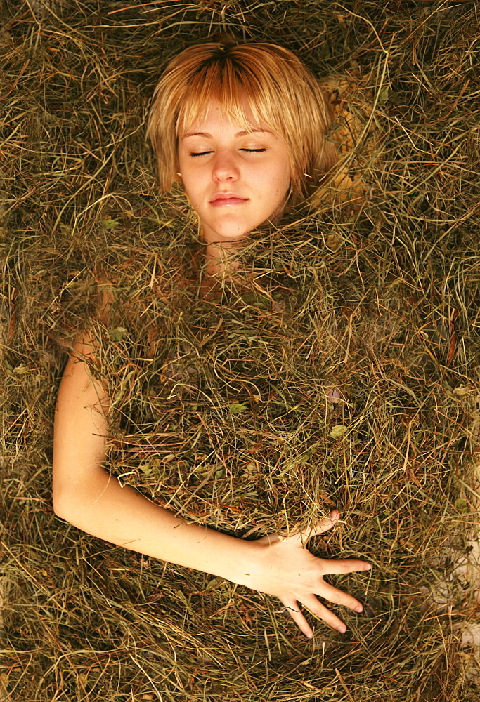 AUT, Austria, Neustift-Milders, Stubai Valley: Wellness. young woman in a spa. Hay bath. Wellness-Spa Hotel Milderer Hof. |