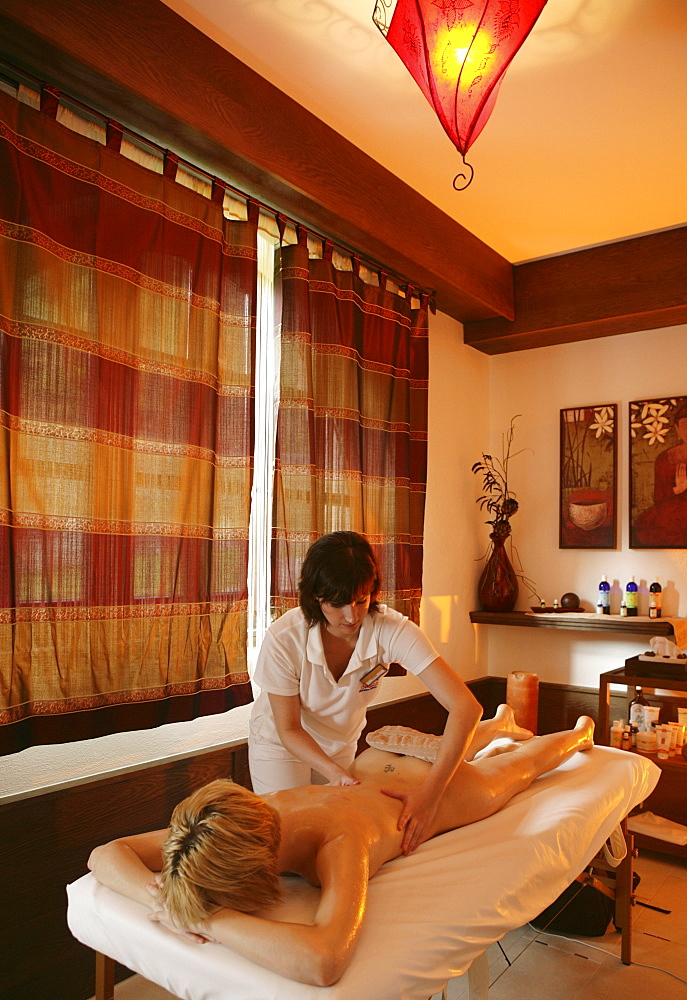 AUT, Austria, Neustift-Milders, Stubai Valley: Wellness. young woman in a spa. Ayurvedic massage. Wellness-Spa Hotel Milderer Hof. |