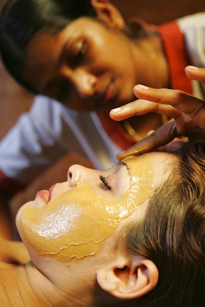 LKA, Sri Lanka : Siddhalepa Ayurveda Resort, facial mask, massage.