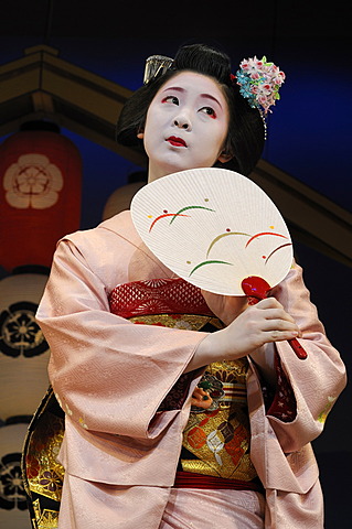 Miyako-Odori, Maiko dance by a Geisha candidate in spring, Gion District, Kyoto, Japan, Asia