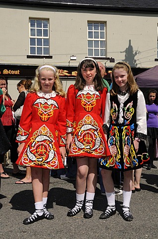 Children in traditional costume with Neo-Celtic motives for an event with Irish dancing at the town fair, Birr, Offaly, Midlands, Republic of Ireland, Europe